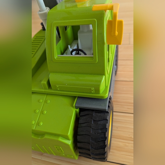 Toy Telehandler Construction Vehicle. Crane Moves Up And Down - Picture 4 of 7